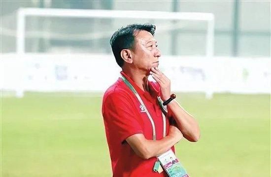 陈肇钟认真道：您看刚才那个女人和那两个警察，演了这么一大通戏，其实就是想把我店里的监控录像弄走，如此大费周章，肯定另有所图。